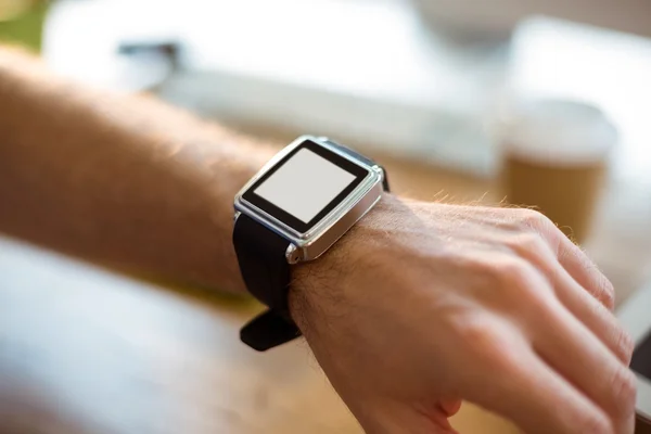 Primer plano de la mano con un reloj inteligente — Foto de Stock