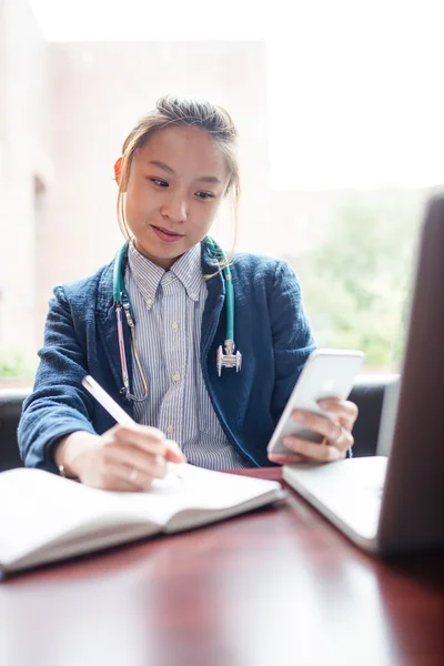 Kvinnliga läkare med mobiltelefon — Stockfoto