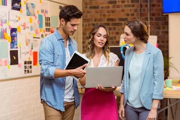 Mensen uit het bedrijfsleven bespreken over laptop — Stockfoto