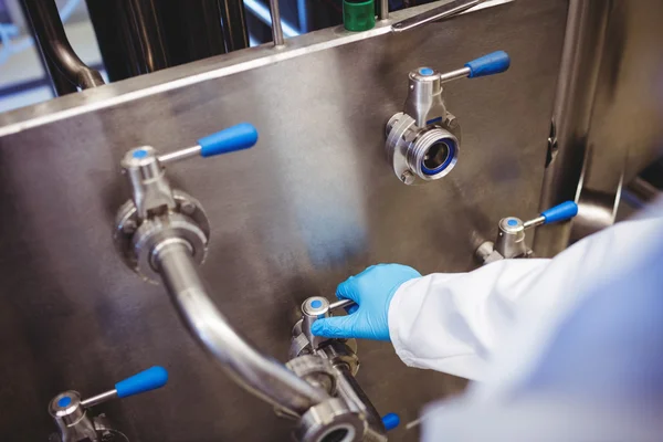 Fabricante de tubería adusting en la cervecería — Foto de Stock