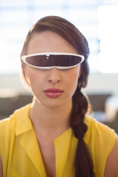 가상 현실 비디오 안경을 사용 하 여 여성 사업 집행 — 스톡 사진