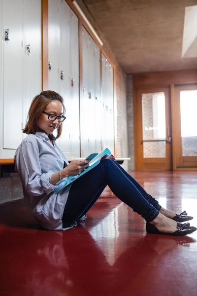 Mujer joven usando teléfono móvil en vestuario — Foto de Stock