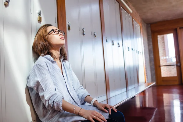 Verkrampte vrouw zitten in de kleedkamer — Stockfoto