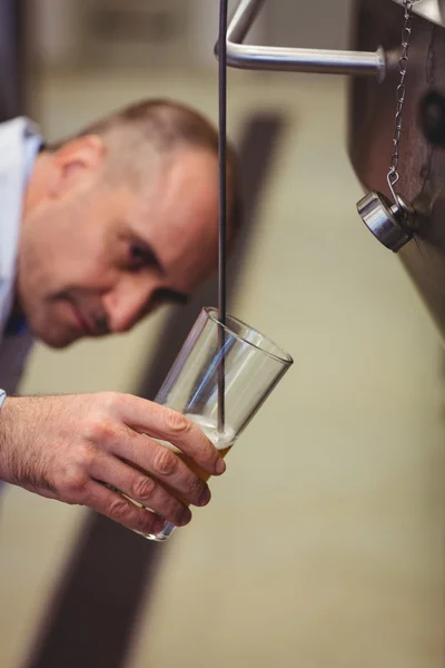 Fabrikant vullen bier van opslagtankreiniging in brouwerij — Stockfoto