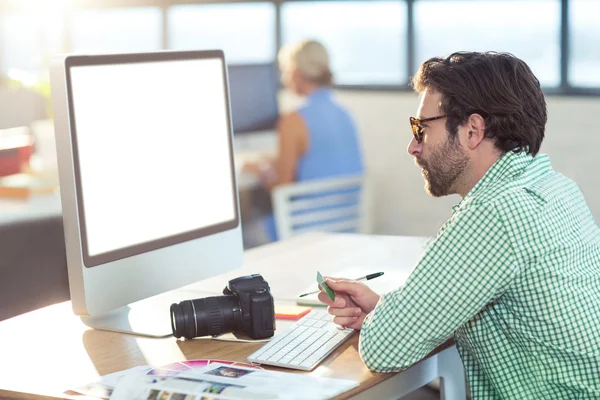 Graphic designer working on computer — Stock Photo, Image