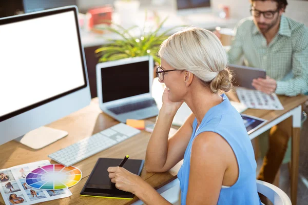 Graphic designer using graphics tablet — Stock Photo, Image