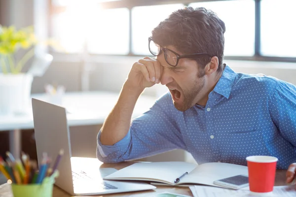 Male business executive yawning — Stock Photo, Image