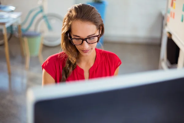 Grafisch ontwerper werkt op de computer — Stockfoto