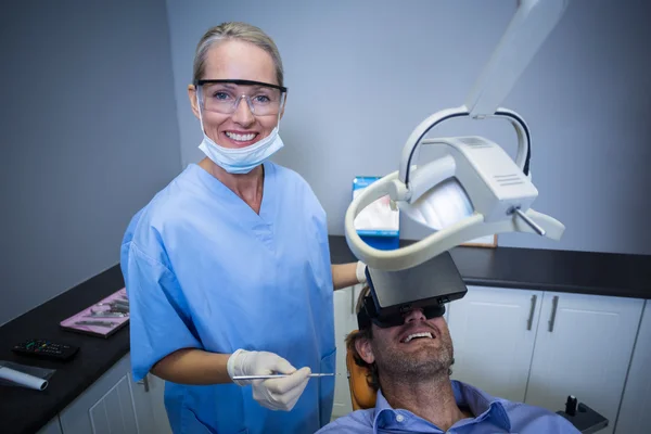Uomo che utilizza cuffie realtà virtuale durante una visita dentale — Foto Stock