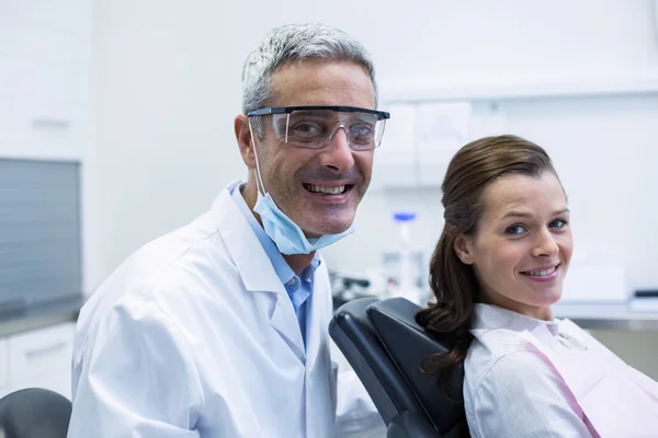 Портрет усміхненого стоматолога і молодого пацієнта — стокове фото