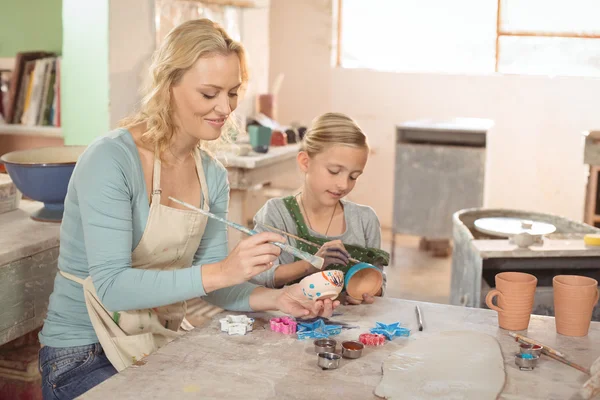 Alfarero y niña pintando — Foto de Stock