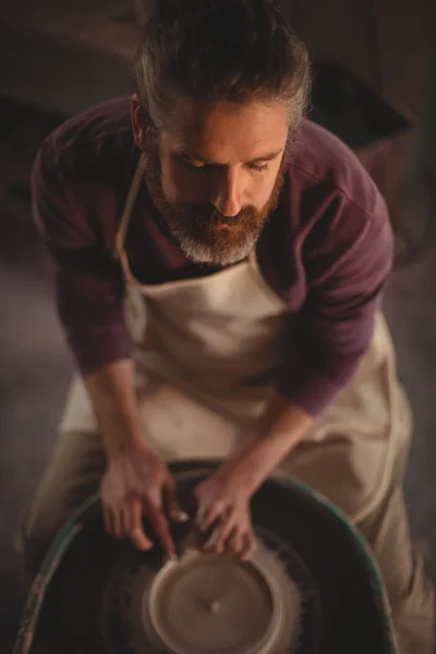 Male potter making a pot — Stock Photo, Image