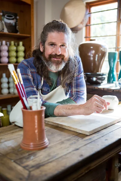 Мужчина гончар в мастерской керамики — стоковое фото