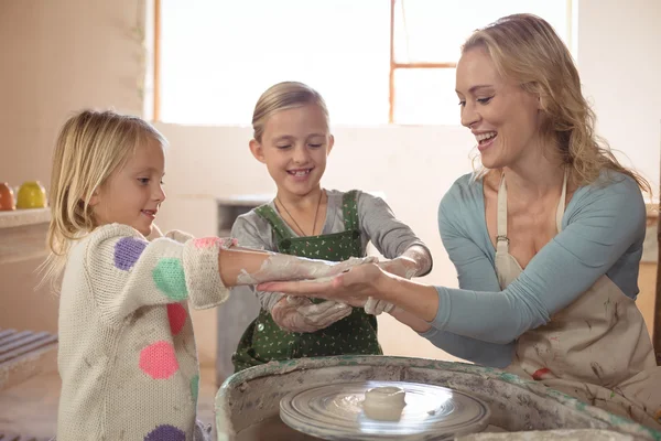 Mujer con niñas mientras que la fabricación de cerámica —  Fotos de Stock