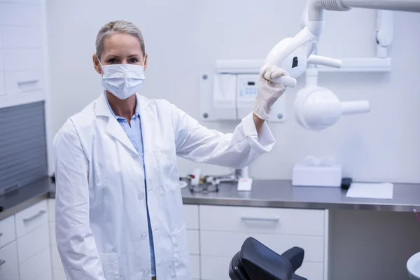 Odontoiatra femminile con luci dentali — Foto Stock