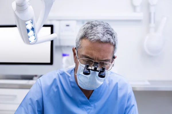 Dentista com lupas cirúrgicas — Fotografia de Stock