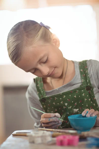 Aufmerksame Mädchen malen auf Schale — Stockfoto