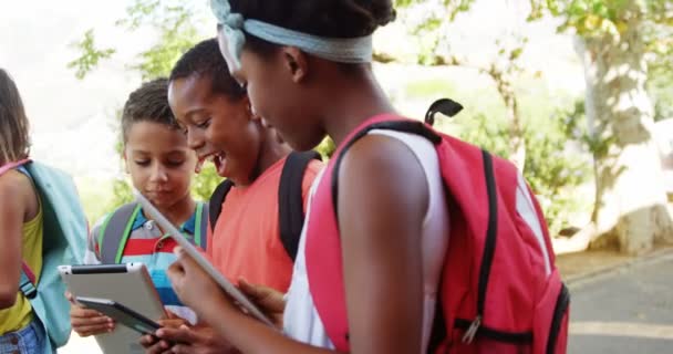 Bambini delle scuole che utilizzano tablet digitale — Video Stock