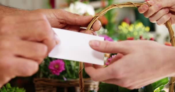 Florista dando cartão de visita ao cliente — Vídeo de Stock