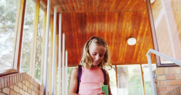 Schoolmeisje lopen op de trap op school — Stockvideo