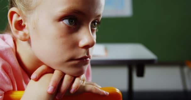 学校の教室に座っている動揺の女の子 — ストック動画