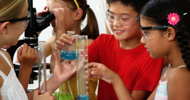 Niños haciendo un experimento químico en laboratorio — Vídeo de stock