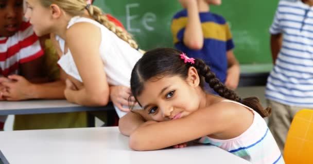 Kinder interagieren im Klassenzimmer miteinander — Stockvideo