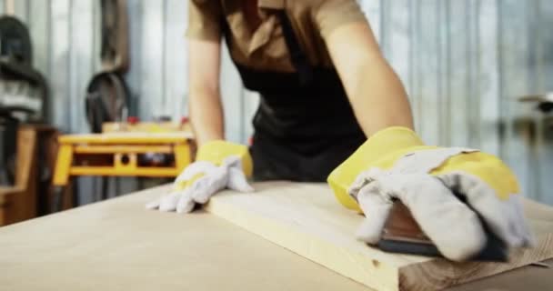 Carpinteiro no trabalho em estúdio — Vídeo de Stock