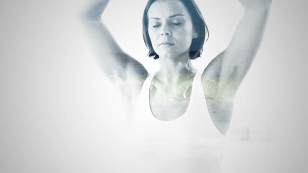 Mujer practicando yoga — Vídeos de Stock