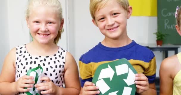 Kids holding recycling symbols — Stock Video