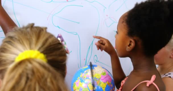 Τα παιδιά μελετώντας globe που βρίσκεται μέσα στην τάξη — Αρχείο Βίντεο