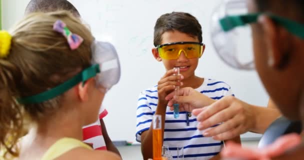 Profesor ayudando a los niños en el laboratorio — Vídeos de Stock