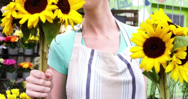 Florist duftenden Strauß Sonnenblumen — Stockvideo