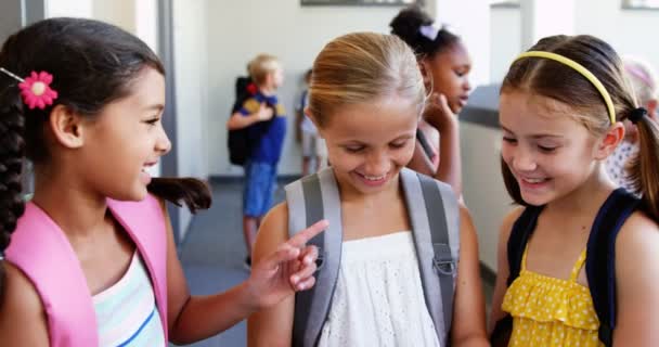 Okul çocukları birbirlerine beşlik veren — Stok video