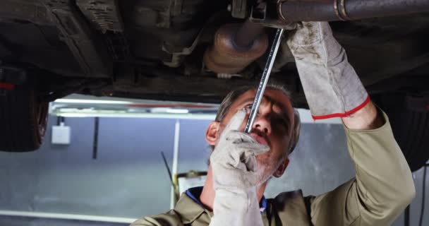 Mecánico de mantenimiento de coches — Vídeos de Stock