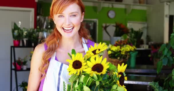 Жіночий флорист тримає букет квітів — стокове відео