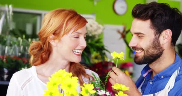 Felices floristas oliendo a flor — Vídeos de Stock