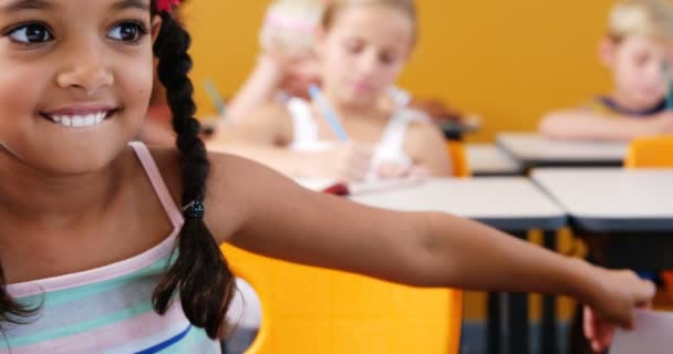 Schulmädchen gibt ihren Freunden im Klassenzimmer ein Schwätzchen — Stockvideo