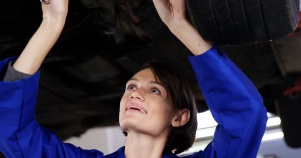 Kobiece mechanik serwis samochodów — Wideo stockowe