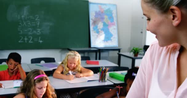 Porträtt av leende lärare i klassrummet — Stockvideo