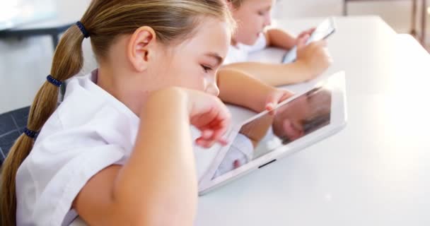 Kinderen met behulp van digitale tablet in de klas — Stockvideo