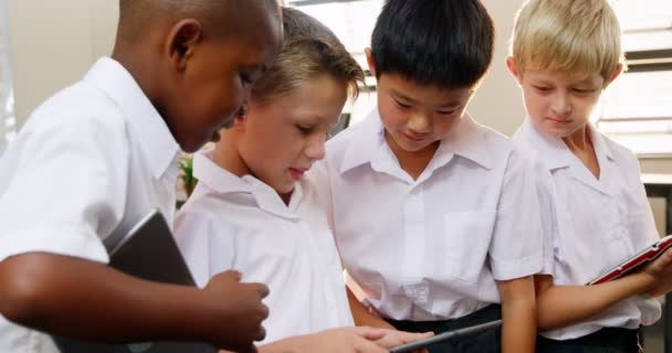 Barn med digitala tavlan i klassrummet — Stockvideo