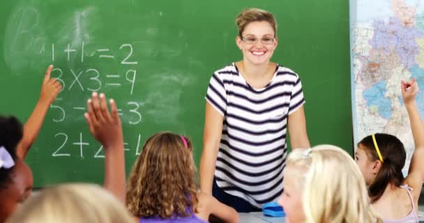 School kids verhogen hand in klaslokaal — Stockvideo