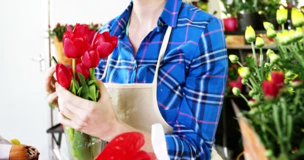 Флорист держит букет красных роз — стоковое видео