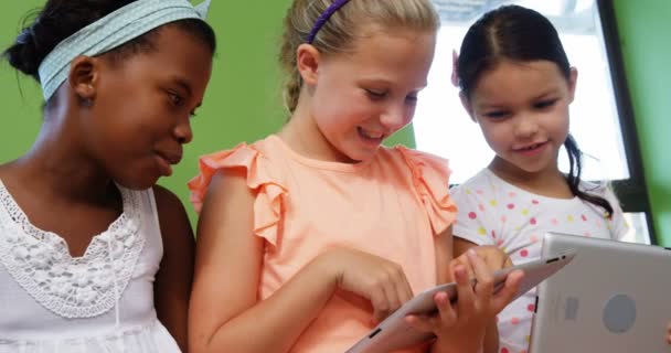 Школьницы с помощью цифрового планшета — стоковое видео