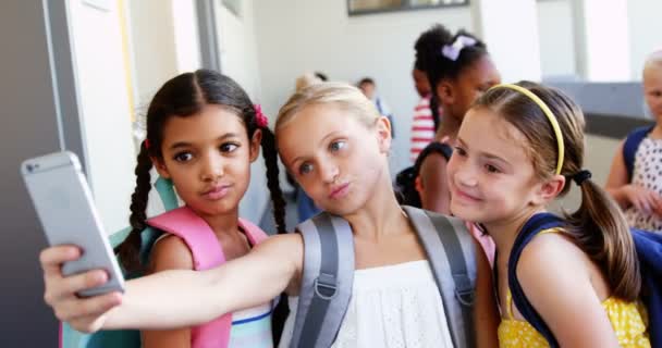 Enfants prenant selfie avec téléphone portable — Video