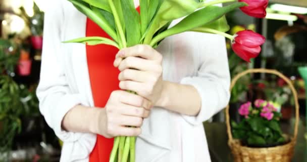 Floristería sosteniendo ramo de flor roja — Vídeos de Stock