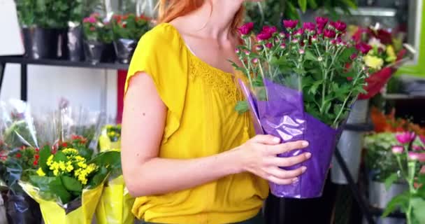 Floristería dando ramo de flor al cliente — Vídeos de Stock