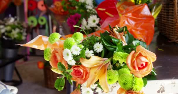 Florist med tabletten i blomsteraffär — Stockvideo