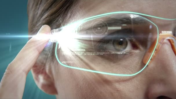 Mujer de negocios con gafas de realidad virtual — Vídeos de Stock
